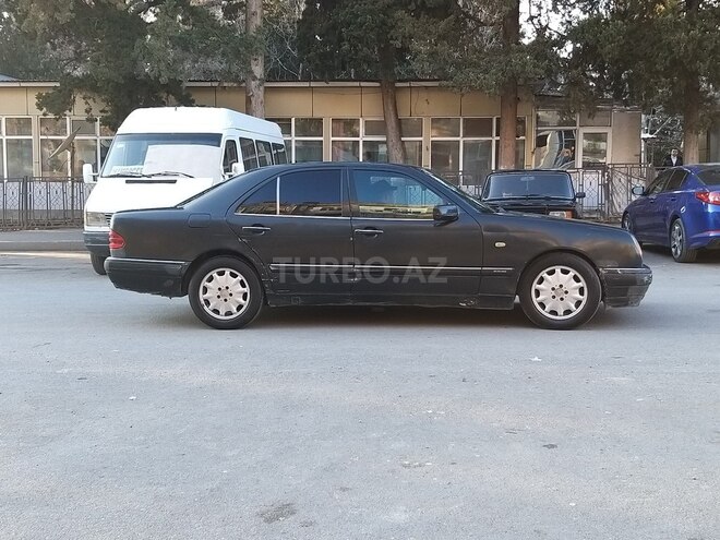Mercedes E 220 1999, 420,000 km - 2.2 l - Yevlax