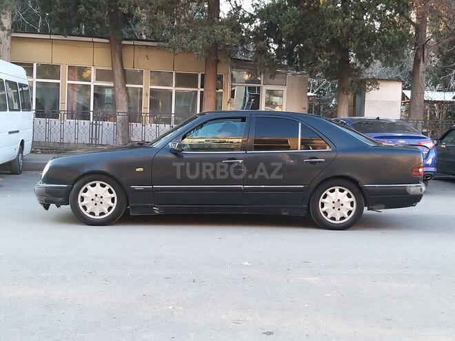 Mercedes E 220 1999, 420,000 km - 2.2 l - Yevlax