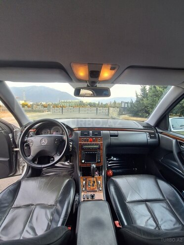 Mercedes E 280 1999, 360,000 km - 2.8 l - Qax