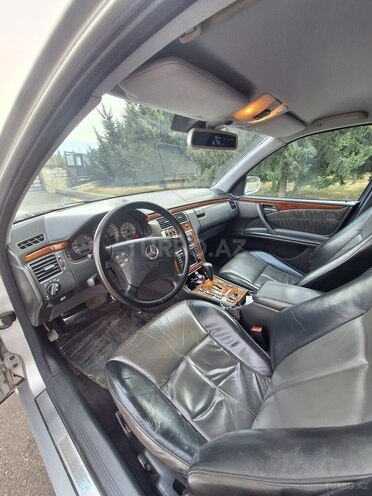 Mercedes E 280 1999, 360,000 km - 2.8 l - Qax