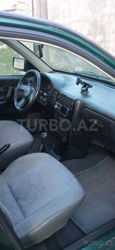 Volkswagen Polo 1995, 299,000 km - 1.6 л - Şamaxı