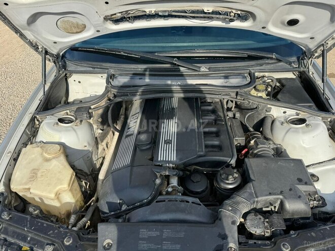 BMW 320 1999, 200,000 km - 2.0 l - Salyan