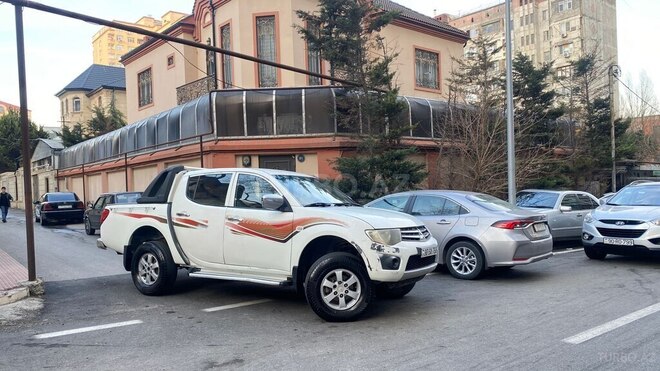 Mitsubishi L200 2011, 575,000 km - 2.5 l - Bakı