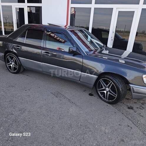 Mercedes E 280 1994, 350,000 km - 2.8 l - Qazax