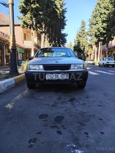 Opel Vectra 1989, 643,215 km - 1.6 l - Zaqatala
