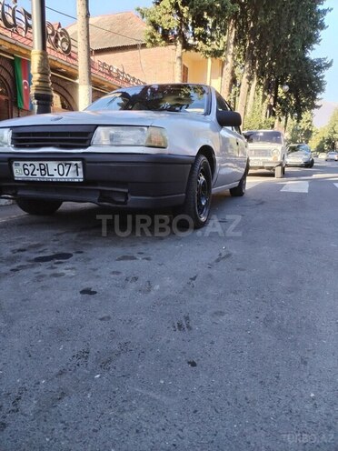 Opel Vectra 1989, 643,215 km - 1.6 l - Zaqatala