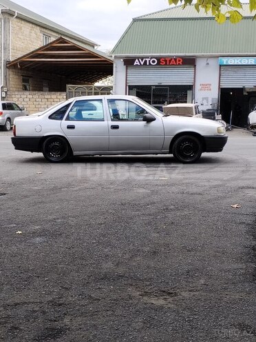 Opel Vectra 1989, 643,215 km - 1.6 l - Zaqatala