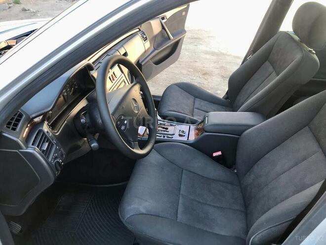 Mercedes E 240 1999, 211,000 km - 2.4 л - Samux