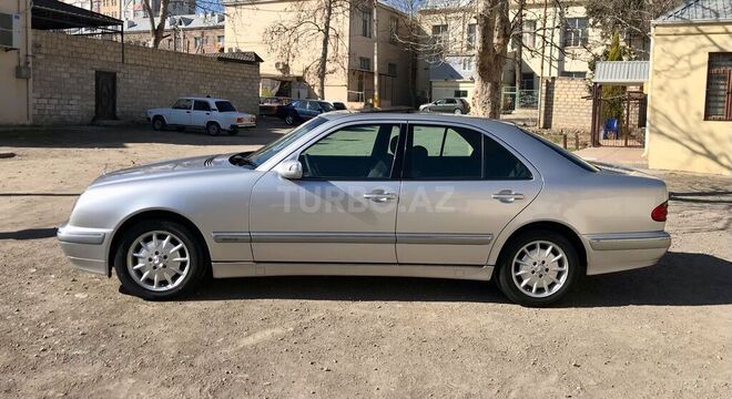 Mercedes E 240 1999, 211,000 km - 2.4 л - Samux
