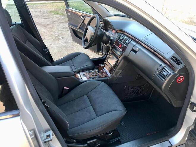 Mercedes E 240 1999, 211,000 km - 2.4 л - Samux