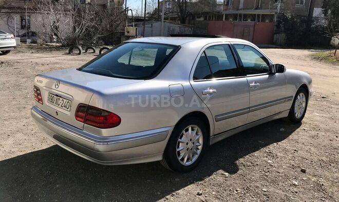Mercedes E 240 1999, 211,000 km - 2.4 л - Samux