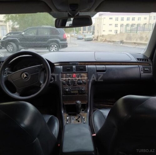Mercedes E 240 1998, 334,000 km - 2.4 l - Naftalan