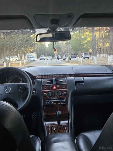 Mercedes E 220 2001, 332,000 km - 2.2 l - Sumqayıt