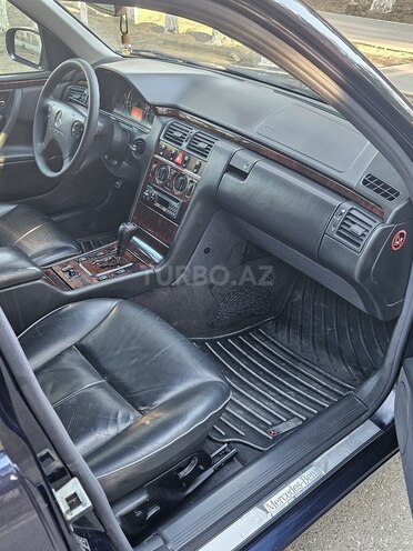 Mercedes E 220 2001, 332,000 km - 2.2 l - Sumqayıt