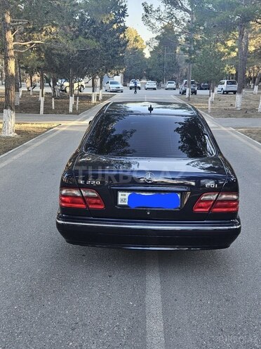 Mercedes E 220 2001, 332,000 km - 2.2 l - Sumqayıt