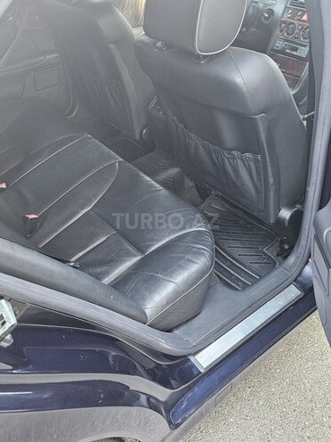 Mercedes E 220 2001, 332,000 km - 2.2 l - Sumqayıt