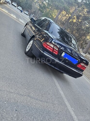 Mercedes E 220 2001, 332,000 km - 2.2 l - Sumqayıt