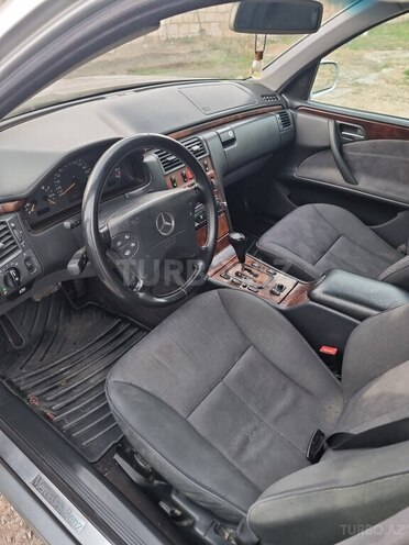Mercedes E 240 2000, 226,000 km - 2.4 l - Bərdə
