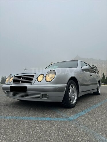 Mercedes E 220