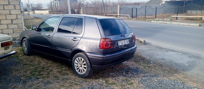 Volkswagen Golf 1993, 365,460 km - 1.6 l - Zaqatala