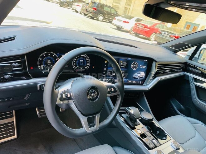 Volkswagen Touareg 2020, 28,000 km - 3.0 l - Bakı
