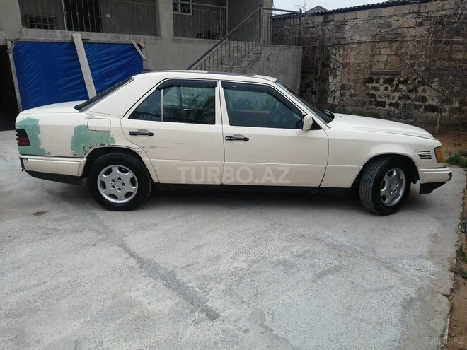 Mercedes E 250 1995, 254,400 km - 2.5 l - Bakı