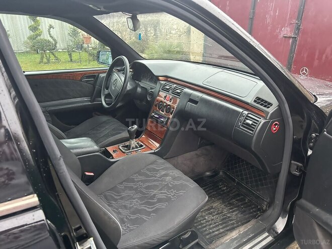 Mercedes E 200 1998, 700,000 km - 2.0 l - Zaqatala