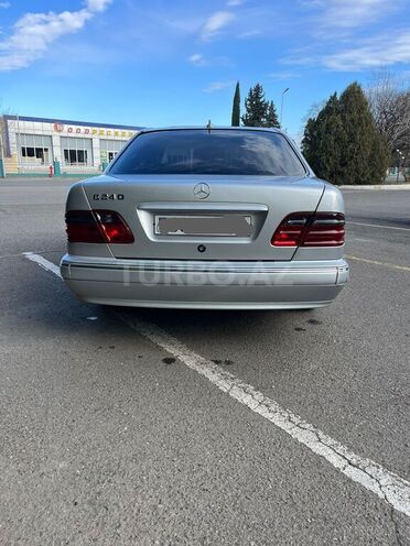 Mercedes E 240 2000, 360,000 km - 2.4 л - Qazax