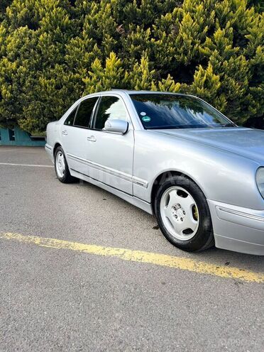 Mercedes E 240 2000, 360,000 km - 2.4 л - Qazax