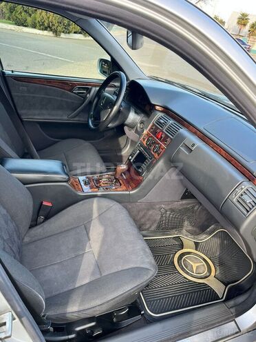 Mercedes E 240 2000, 360,000 km - 2.4 л - Qazax
