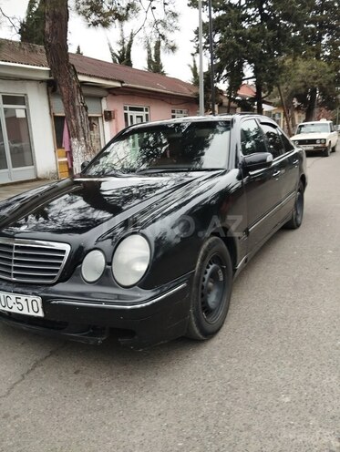 Mercedes E 220 2000, 300,000 km - 2.2 л - Astara