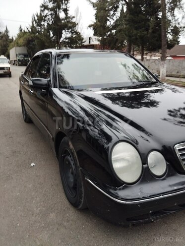 Mercedes E 220 2000, 300,000 km - 2.2 л - Astara