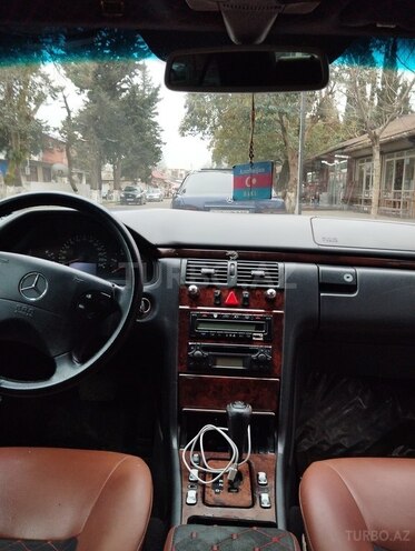 Mercedes E 220 2000, 300,000 km - 2.2 л - Astara