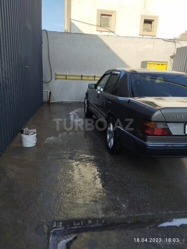 Mercedes E 250 1990, 300,000 km - 2.5 l - Bakı