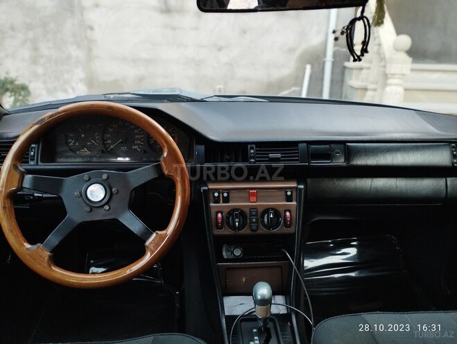 Mercedes E 250 1990, 300,000 km - 2.5 l - Bakı