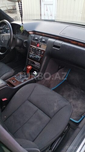 Mercedes E 220 1998, 211,365 km - 2.2 l - Bakı