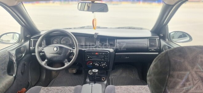 Opel Vectra 1997, 297,000 km - 1.6 l - Ucar