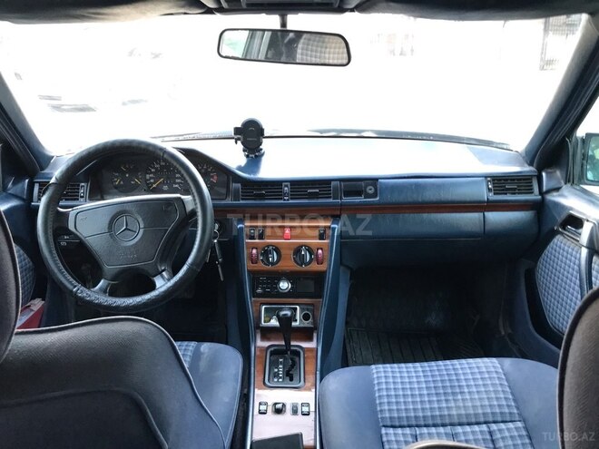 Mercedes E 220 1993, 404,000 km - 2.2 l - Bakı