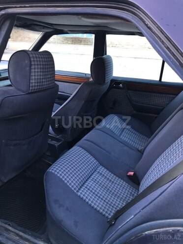 Mercedes E 220 1993, 404,000 km - 2.2 l - Bakı