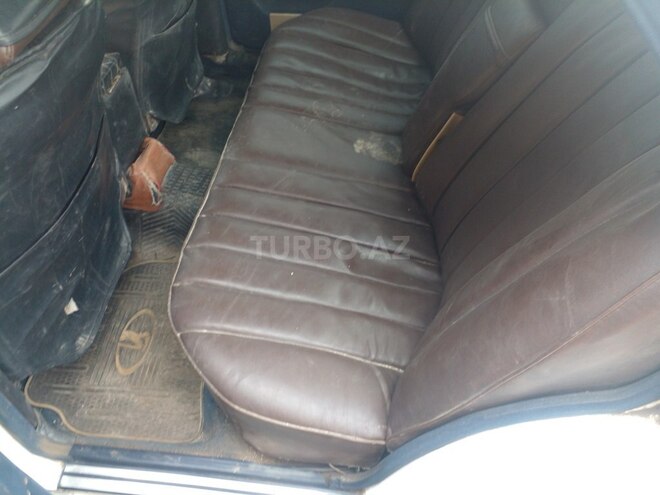 Mercedes E 200 1990, 444,440 km - 2.0 l - Salyan