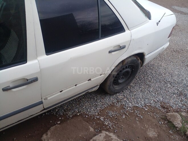 Mercedes E 200 1990, 444,440 km - 2.0 l - Salyan