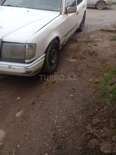 Mercedes E 200 1990, 444,440 km - 2.0 l - Salyan