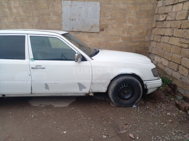 Mercedes E 200 1990, 444,440 km - 2.0 l - Salyan