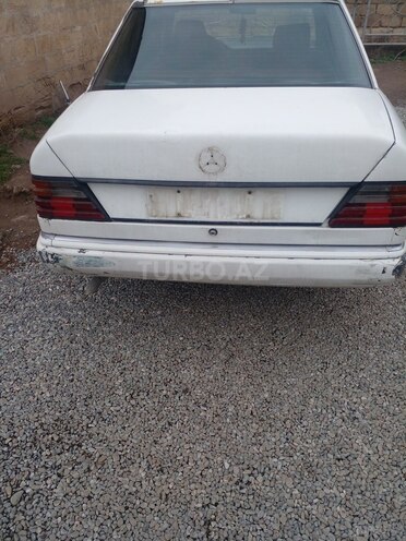 Mercedes E 200 1990, 444,440 km - 2.0 l - Salyan