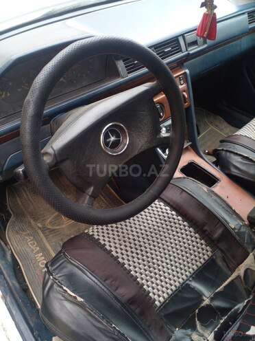Mercedes E 200 1990, 444,440 km - 2.0 l - Salyan