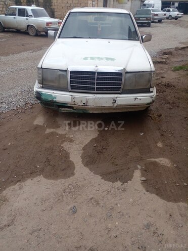 Mercedes E 200 1990, 444,440 km - 2.0 l - Salyan