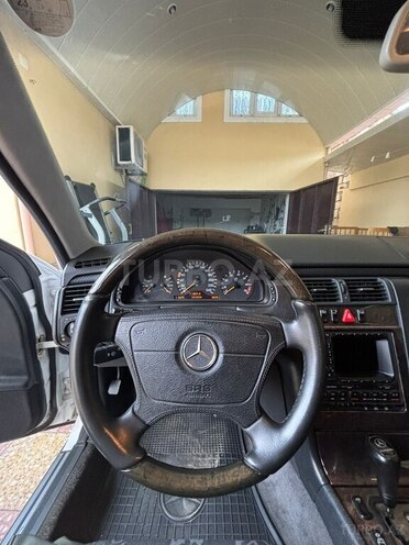 Mercedes E 240 1999, 203,000 km - 2.4 l - Xaçmaz
