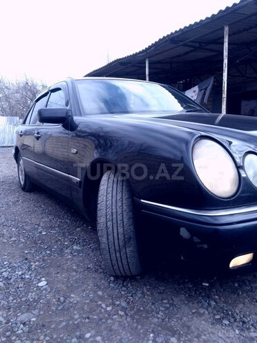 Mercedes E 200 1997, 300,000 km - 2.0 l - Saatlı