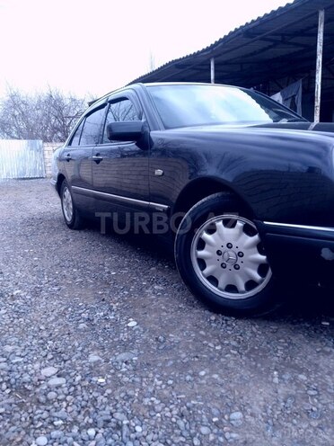 Mercedes E 200 1997, 300,000 km - 2.0 l - Saatlı