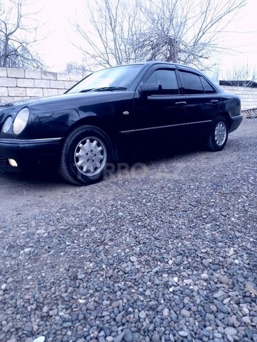 Mercedes E 200 1997, 300,000 km - 2.0 l - Saatlı